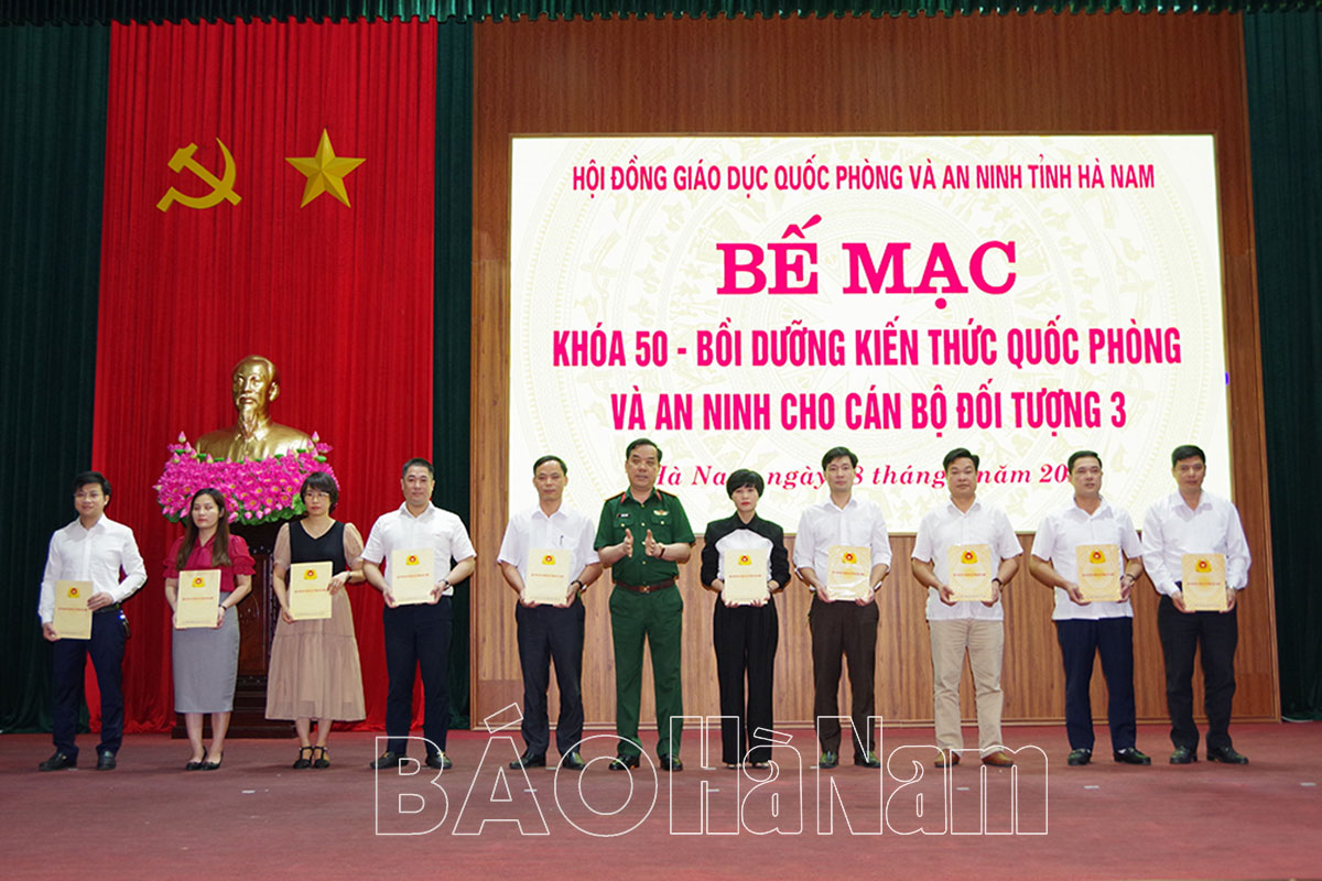 Bế mạc lớp bồi dưỡng kiến thức quốc phòng và an ninh cho cán bộ đối tượng 3