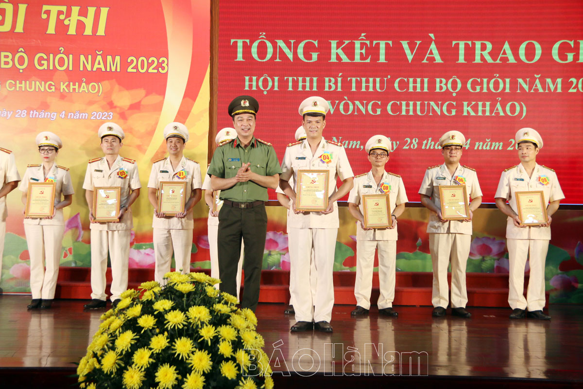 Đại úy Trần Văn Thìn đạt giải Nhất Hội thi Bí thư Chi bộ giỏi năm 2023 Công an tỉnh Hà Nam
