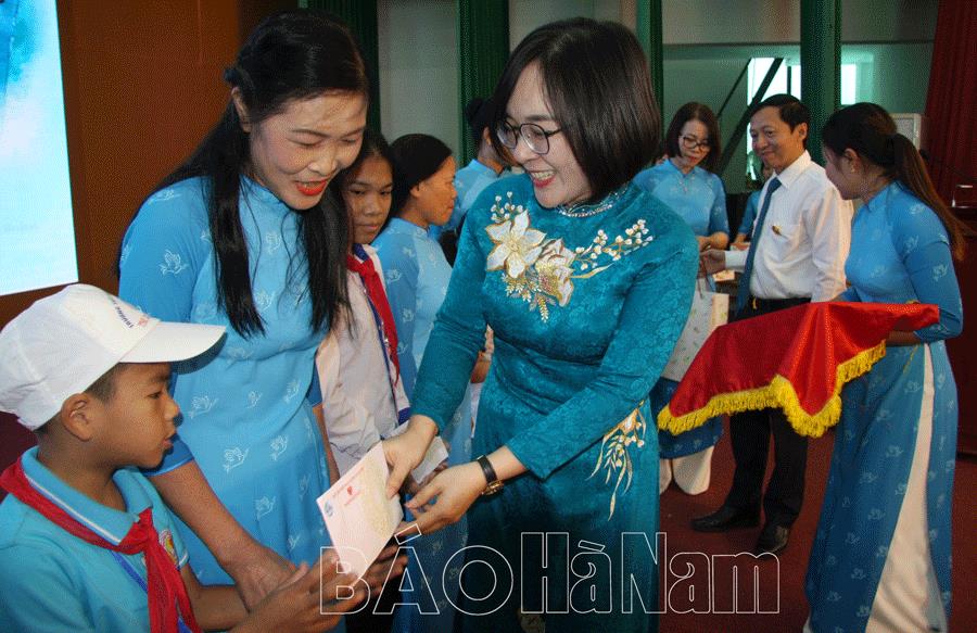 Hơn 1 tỷ đồng hỗ trợ, nuôi dưỡng chăm sóc trẻ em mồ côi có hoàn cảnh khó khăn