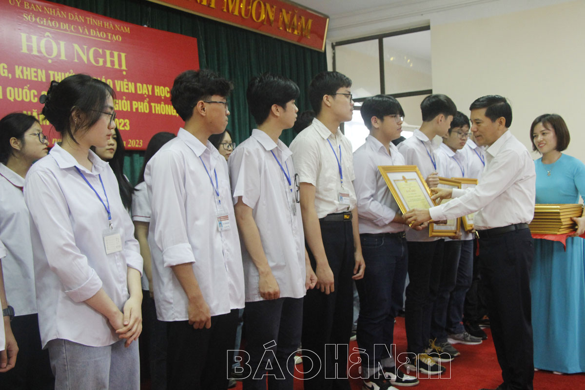 Tuyên dương, khen thưởng giáo viên lãnh đội và học sinh giỏi phổ thông năm học 2022- 2023