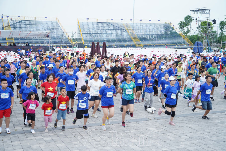 Phát động CVĐ “Toàn dân rèn luyện thân thể theo gương Bác Hồ vĩ đại”, khai mạc giải Việt dã “Cùng Sacombank chạy vì sức khỏe cộng đồng” và giải Đua thuyền rồng – Lễ hội Tam Chúc lần thứ I