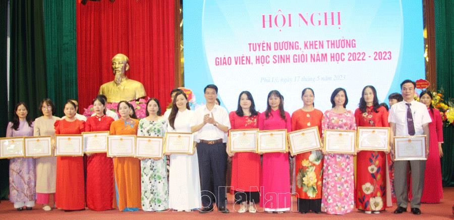 T.P Phủ Lý tuyên dương, khen thưởng giáo viên, học sinh giỏi năm học 2022 - 2023