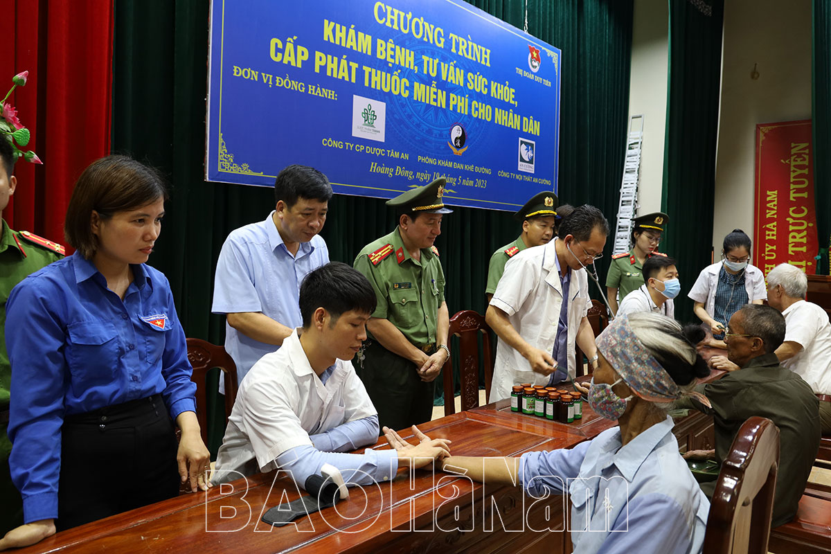 Khám bệnh, tư vấn sức khỏe, cấp phát thuốc cho nhân dân phường Hoàng Đông