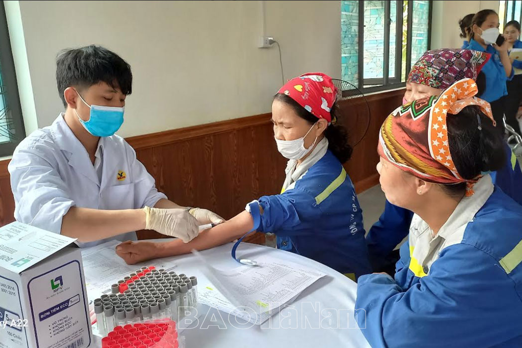 Khám bệnh miễn phí cho công nhân trên địa bàn thị xã Duy Tiên