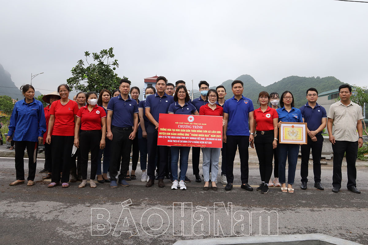 Hội Chữ thập đỏ tỉnh tổ chức chương trình trồng hoa tại khu giãn dân thôn Đồng Sơn (xã Liên Sơn)