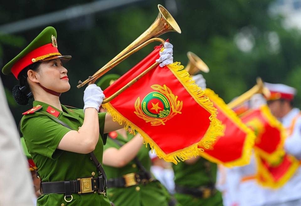 Đoàn nghi lễ CAND biểu diễn Nhạc kèn, diễu hành tại phố đi bộ thành phố Phủ Lý vào tối 27/5