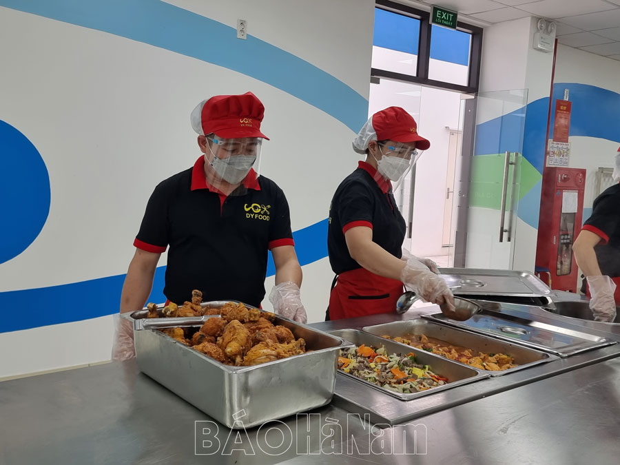 Quan tâm chăm lo bữa ăn ca cho người lao động