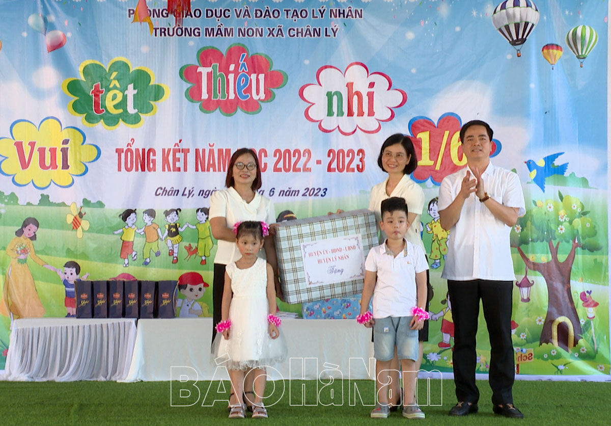 Lãnh đạo huyện Lý Nhân thăm và tặng quà Tết Thiếu nhi 1/6