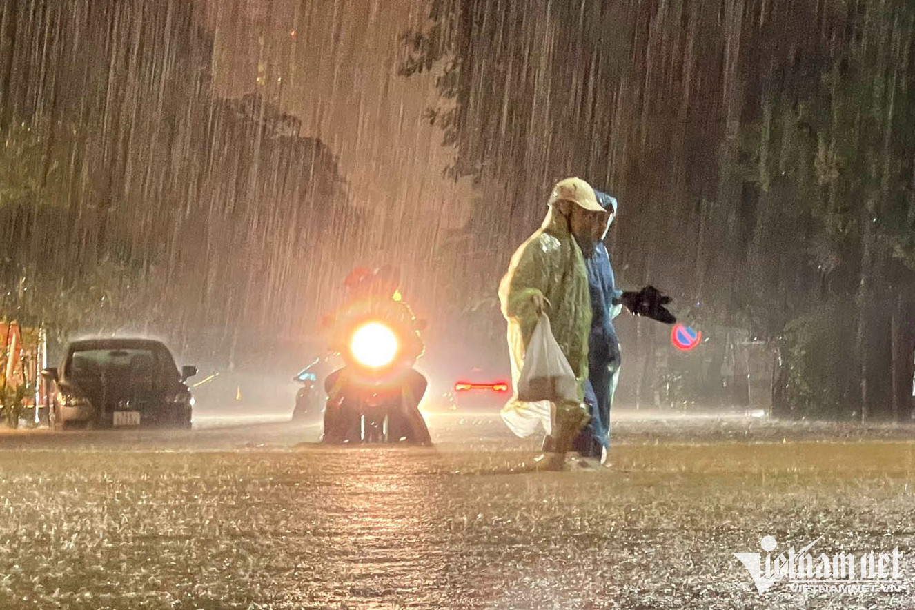 Biển Đông có thể 'hứng' áp thấp nhiệt đới, miền Bắc mưa to xối xả