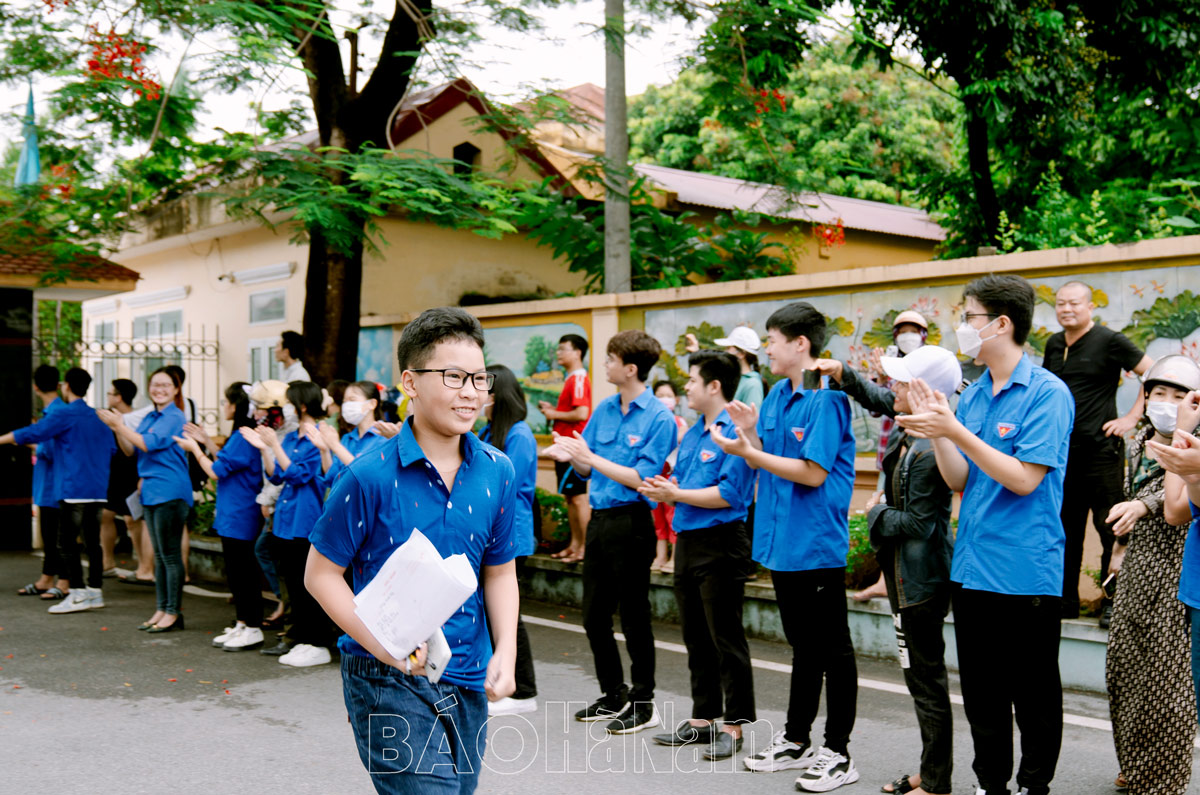 Những áo xanh tình nguyện mùa thi