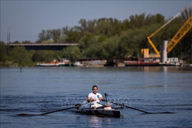 Chèo thuyền qua 5 nước châu Âu để cảnh báo về ô nhiễm các con sông