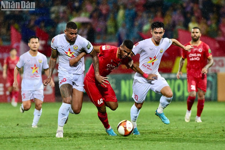 Công an Hà Nội vươn lên vị trí đầu bảng V-League