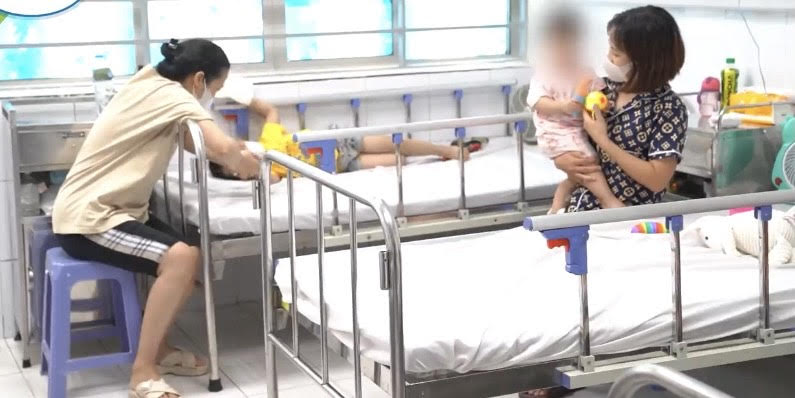 Nhiều trẻ biến chứng viêm não, thần kinh vì mắc tay chân miệng chủng virus EV71