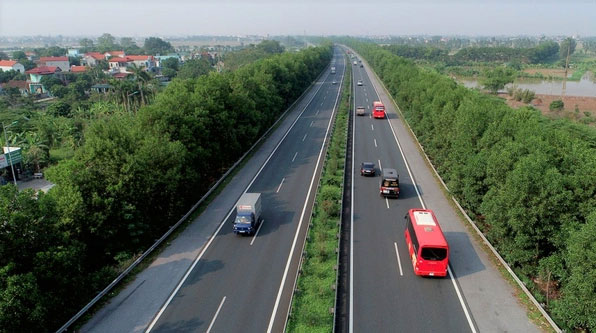 Chặt hạ hàng cây xanh dọc cao tốc Cầu Giẽ - Ninh Bình