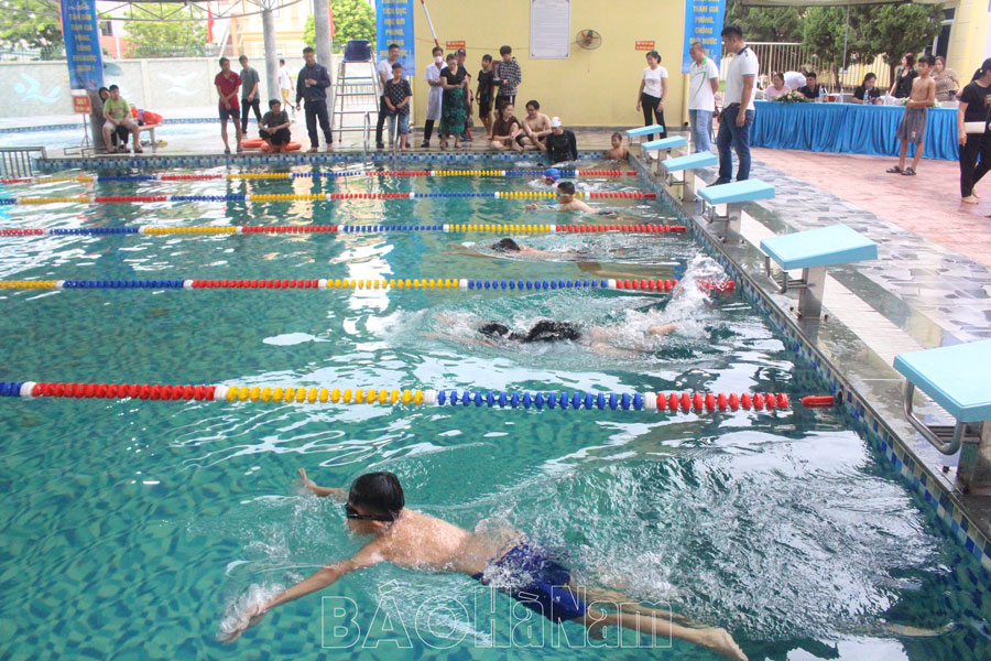 Phát triển phong trào bơi và tập luyện môn bơi phòng, chống đuối nước