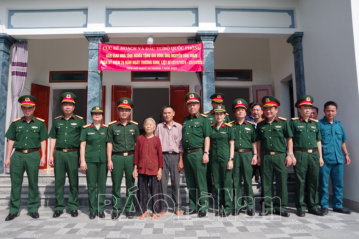 Ban CHQS thị xã Duy Tiên phối hợp bàn giao nhà tình nghĩa cho đối tượng chính sách