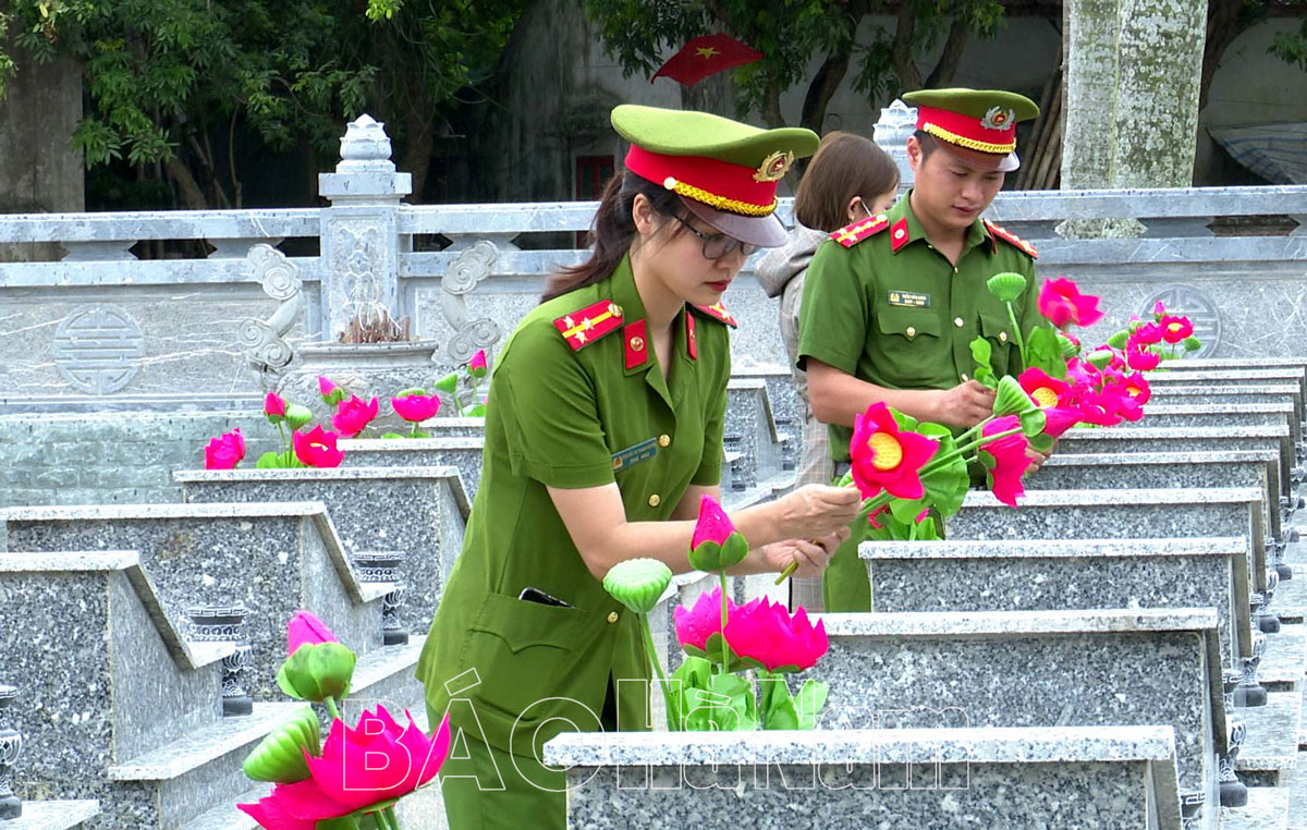 Tuổi trẻ thị trấn Vĩnh Trụ phối hợp tổ chức dọn vệ sinh Nghĩa trang liệt sĩ