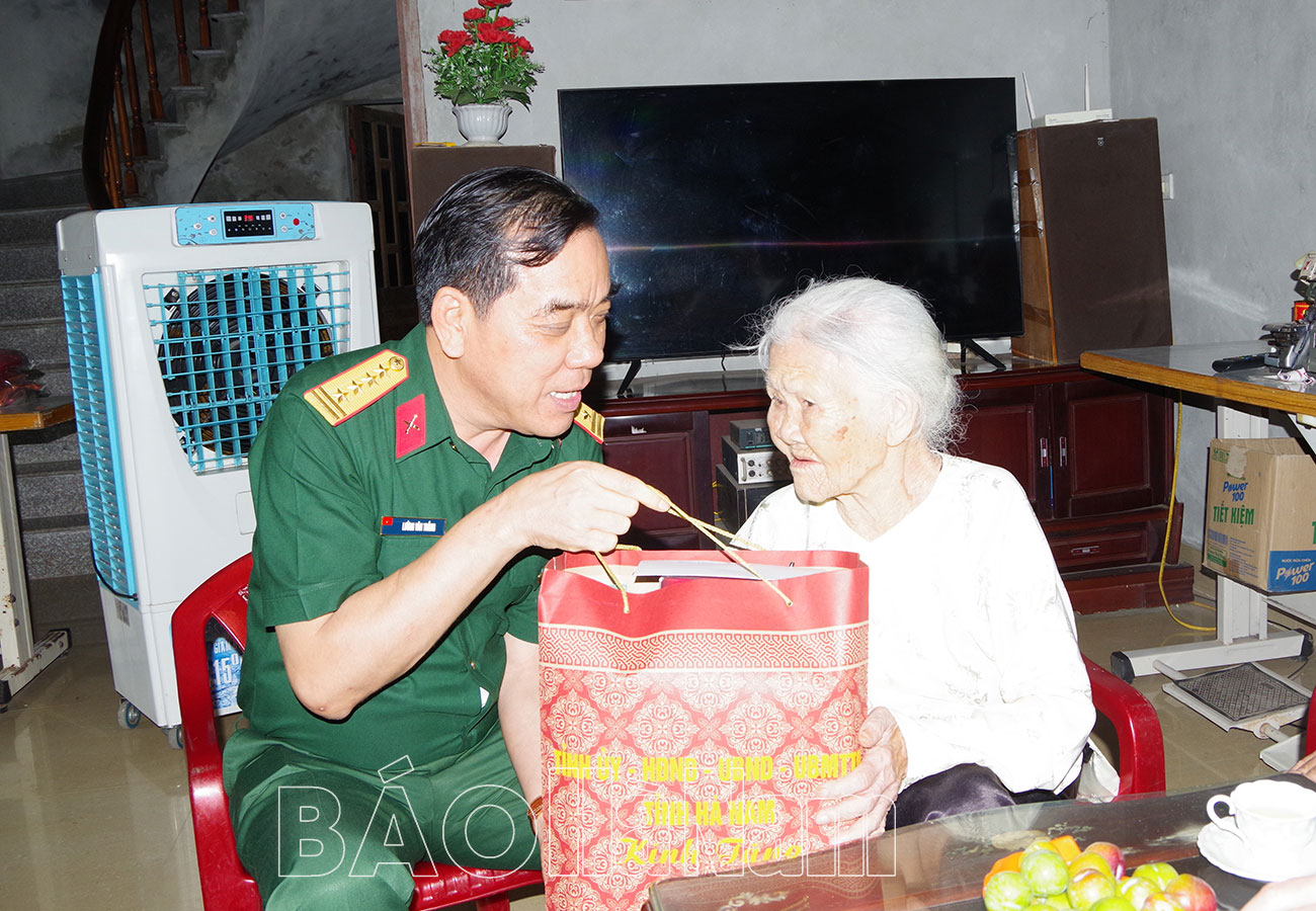 Lãnh đạo tỉnh thăm, tặng quà đối tượng chính sách huyện Lý Nhân