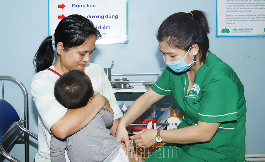 Bảo đảm đủ lượng vắc - xin tiêm phòng các bệnh truyền nhiễm cho trẻ