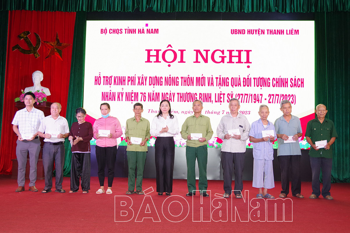 Bộ CHQS tỉnh phối hợp trao kinh phí hỗ trợ xây dựng nông thôn mới và tặng quà đối tượng chính sách xã Thanh Nghị