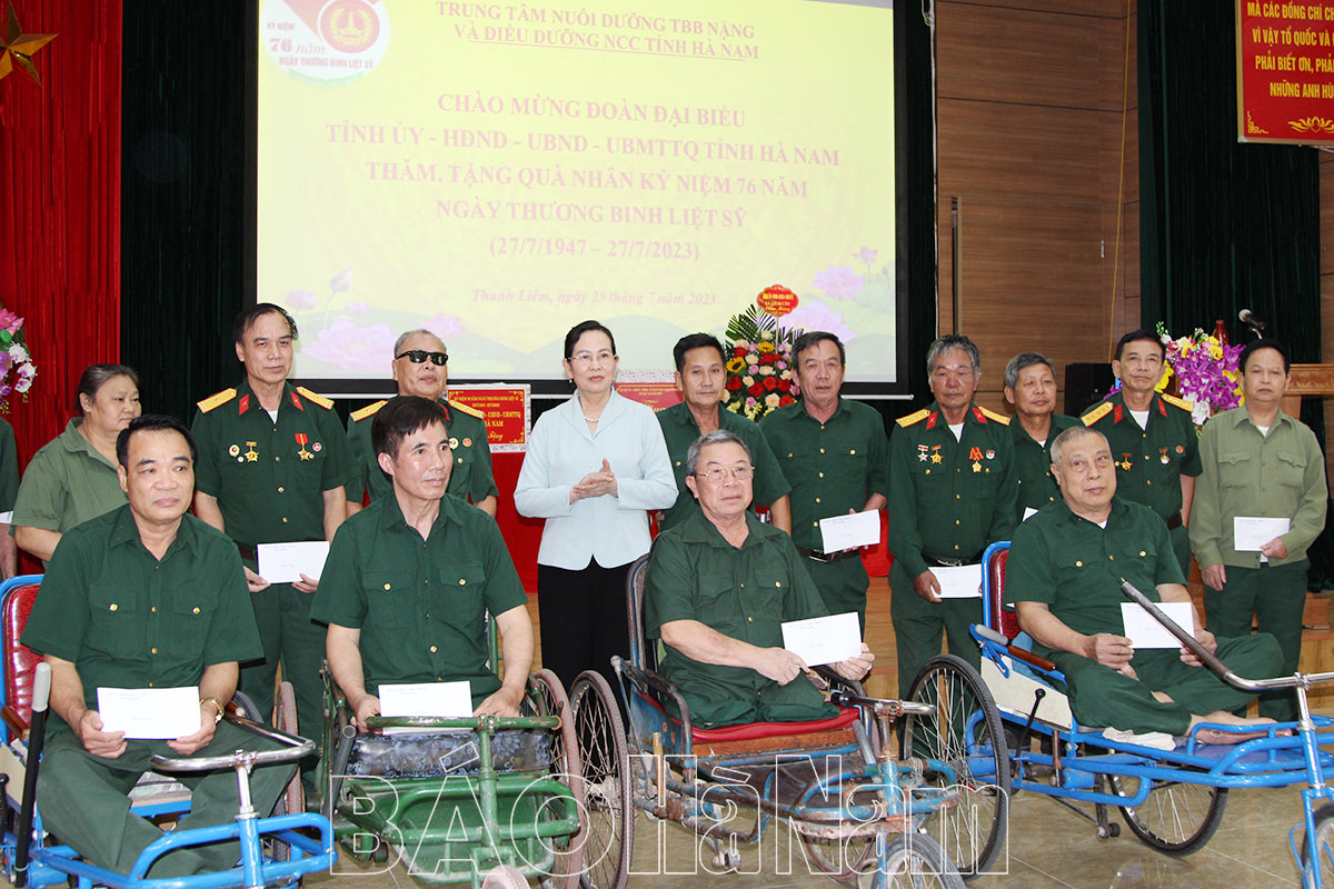 Đồng chí Bí thư Tỉnh ủy Lê Thị Thủy thăm, tặng quà nhân ngày Thương binh Liệt sỹ