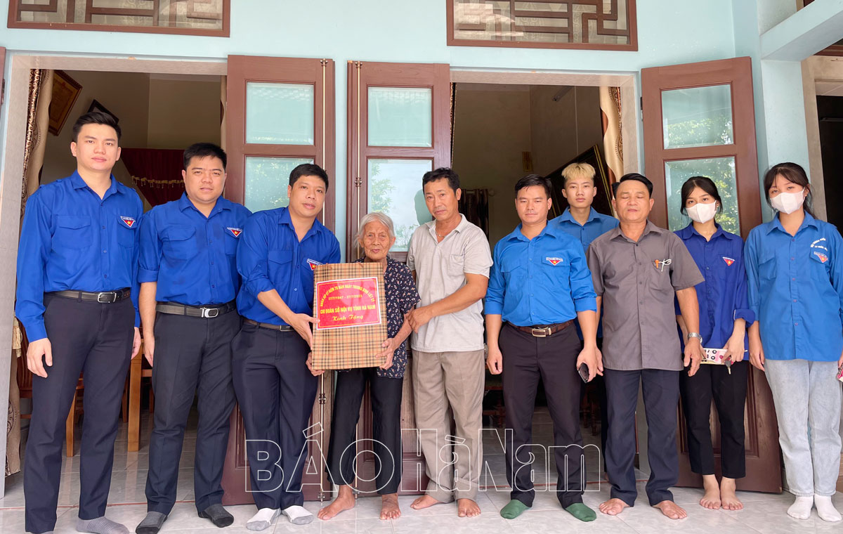 Chi đoàn Sở Nội vụ phối hợp tổ chức nhiều hoạt động tri ân các thương binh, liệt sĩ tại xã Xuân Khê