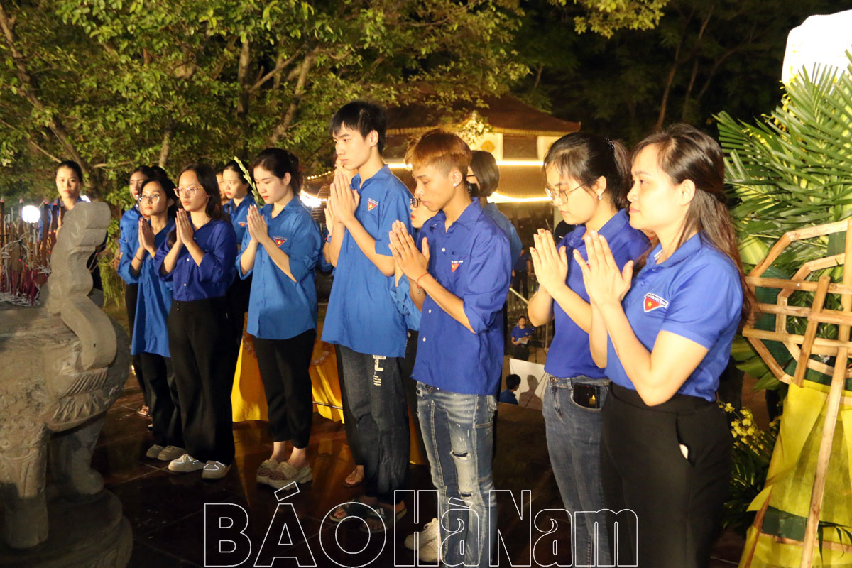 Đoàn Khối doanh nghiệp phối hợp tổ chức lễ dâng hương tại Đài tưởng niệm các anh hùng liệt sĩ thành phố Phủ Lý