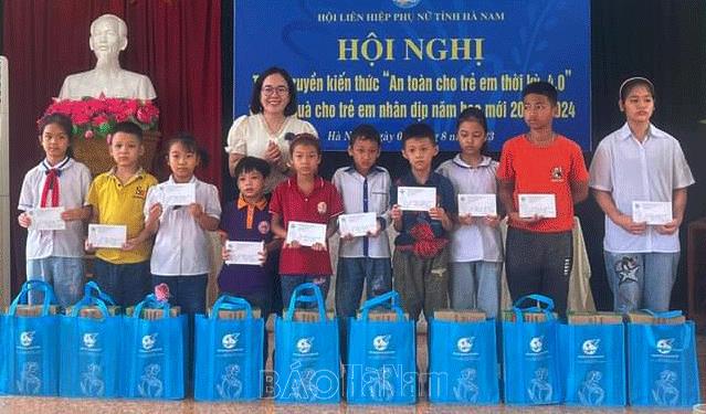 100 trẻ em khuyết tật, mồ côi được Hội LHPN Việt Nam tặng quà