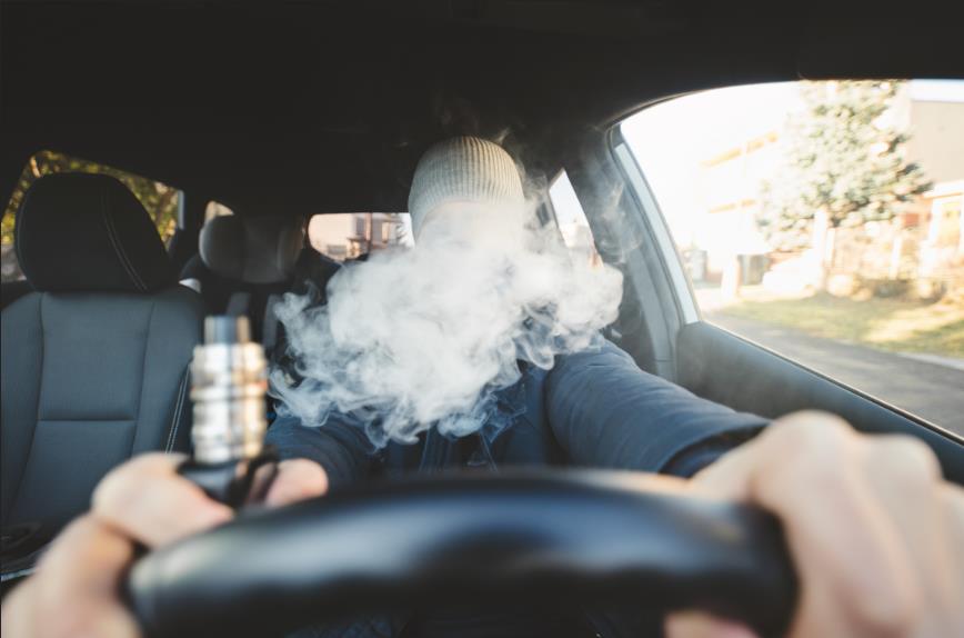 Quy định chặt hơn Việt Nam: Hút thuốc lá khi lái xe, nước Anh phạt rất nặng