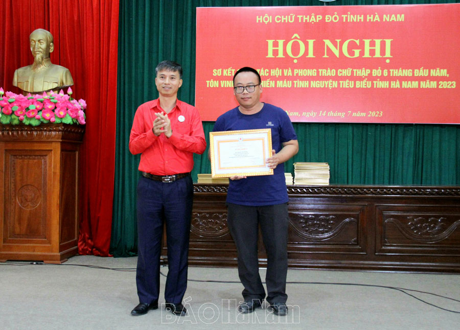 Người có thành tích xuất sắc trong công tác hiến máu tình nguyện