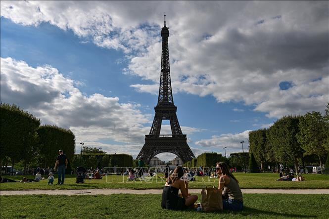 Du khách Mỹ ngủ quên trên Tháp Eiffel