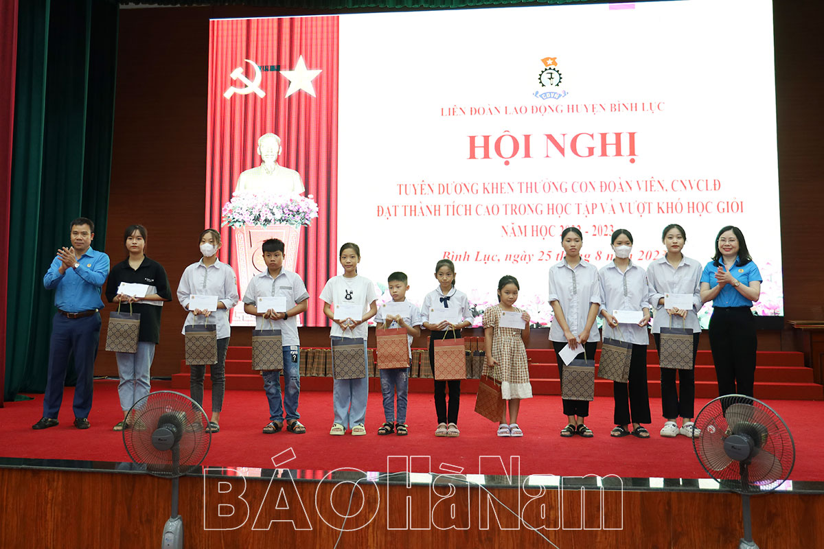 LĐLĐ huyện Bình Lục khen thưởng 112 học sinh đạt thành tích cao và vượt khó học giỏi năm học 2022-2023