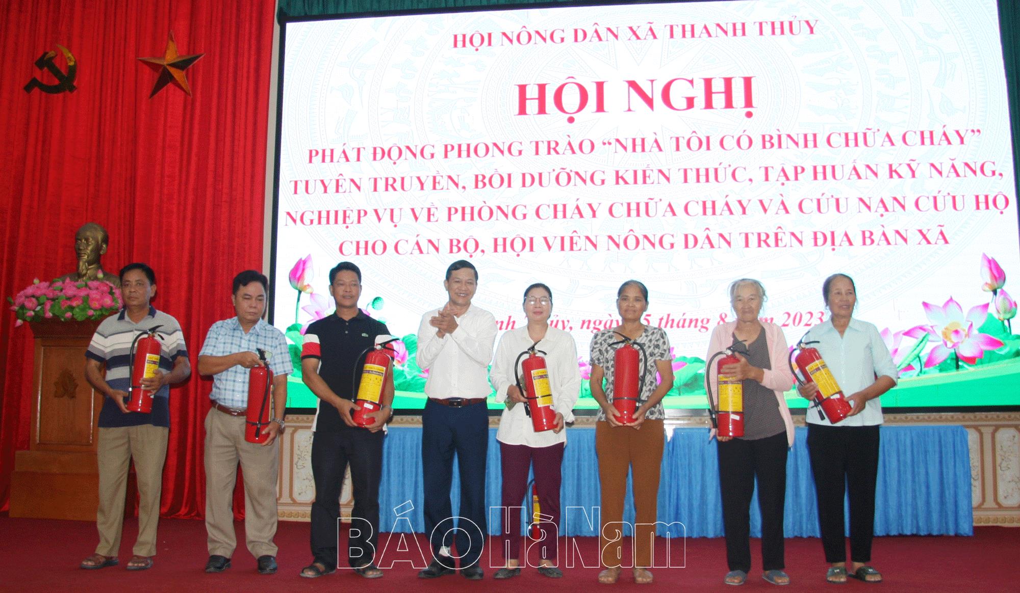 Hội Nông dân xã Thanh Thủy phát động phong trào “Nhà tôi có bình chữa cháy”