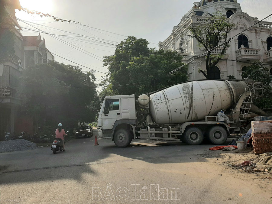 Cần xử lý xe bồn cấp bê tông gây ùn tắc giao thông ở nội thành Phủ Lý
