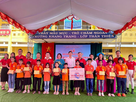 Dai-ichi Life Việt Nam tặng học bổng cho học sinh có hoàn cảnh đặc biệt, khó khăn