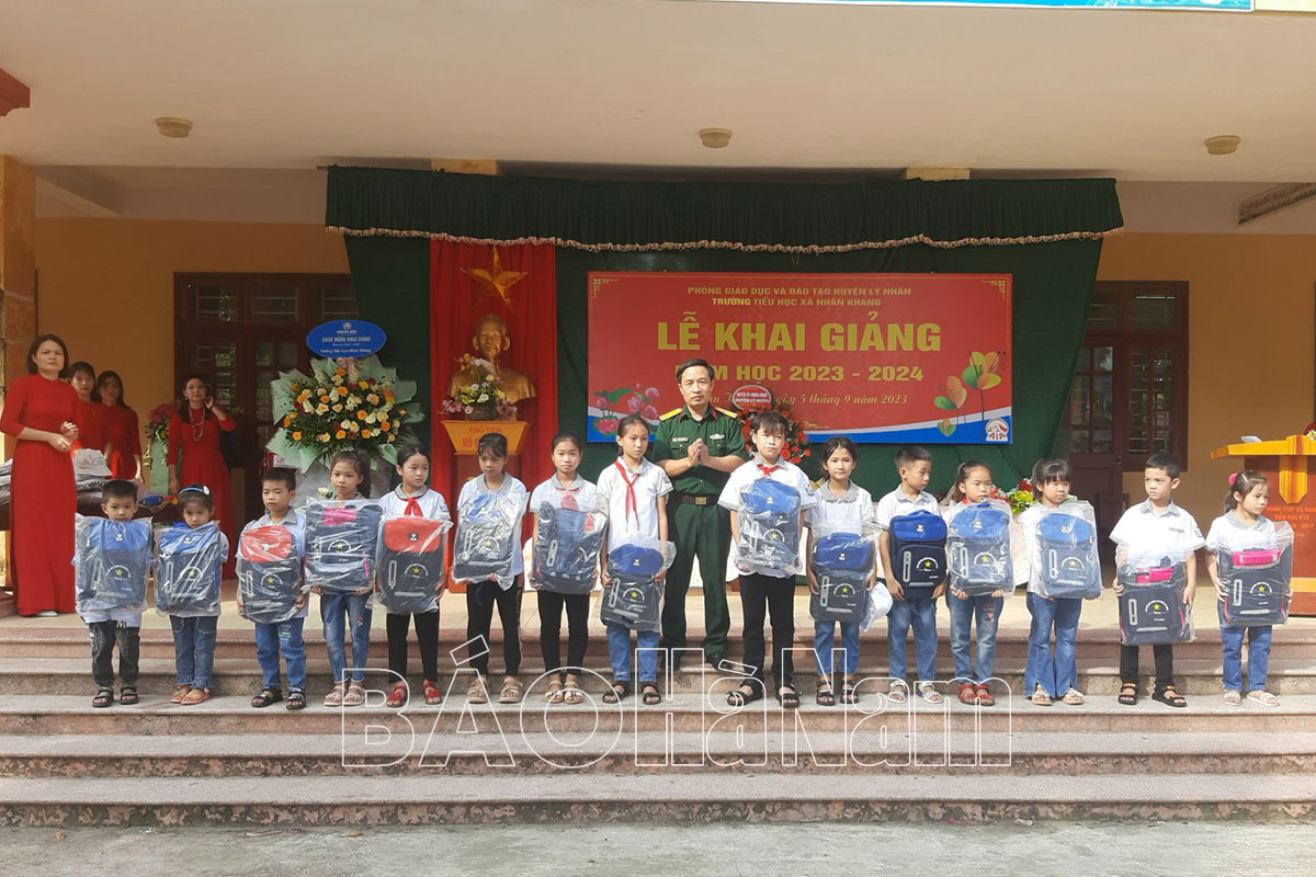 Ban CHQS huyện Lý Nhân tặng cặp sách cho các em học sinh nhân dịp khai giảng năm học mới