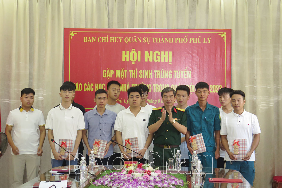 Thành phố Phủ Lý có 13 thí sinh trúng tuyển vào các học viện, nhà trường trong quân đội năm 2023