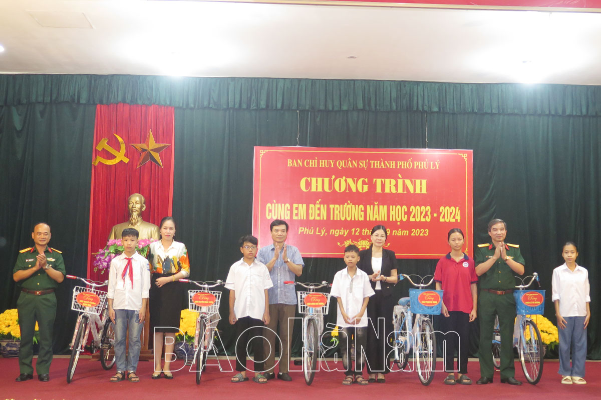 Ban CHQS thành phố Phủ Lý tổ chức chương trình “Cùng em đến trường”