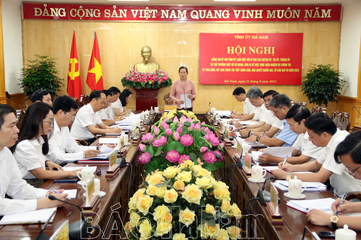 Đồng chí Bí thư Tỉnh uỷ Lê Thị Thủy làm việc với bí thư các huyện, thị, thành uỷ và thủ trưởng một số cơ quan, đơn vị