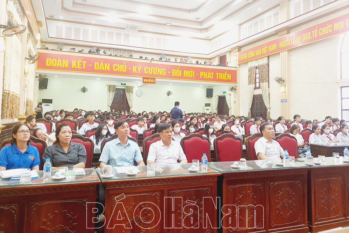 Học sinh Trường tiểu học, THCS Lương Khánh Thiện tìm hiểu về cuộc đời, sự nghiệp của đồng chí Lương Khánh Thiện