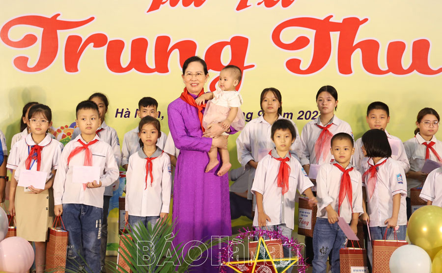 Đồng chí Bí thư Tỉnh ủy Lê Thị Thủy dự chương trình Vui Tết Trung thu 2023