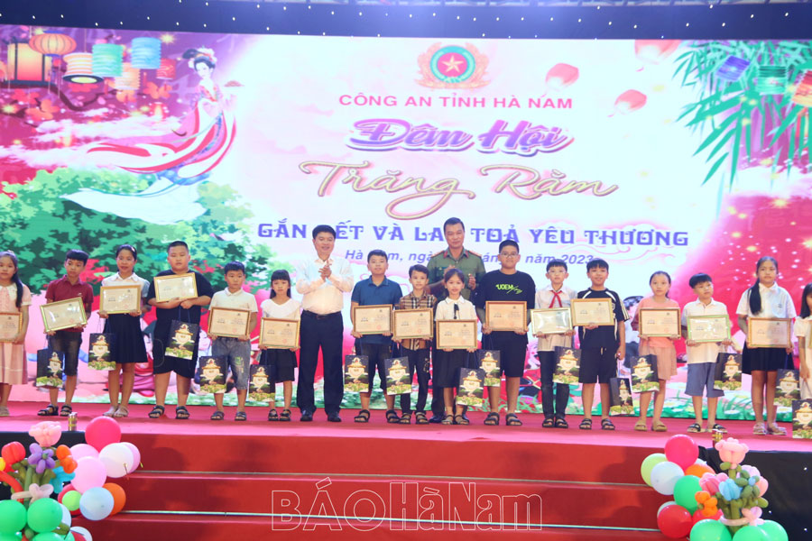 Đồng chí Chủ tịch UBND tỉnh Trương Quốc Huy dự chương trình “Đêm hội trăng rằm – Gắn kết và lan tỏa yêu thương”