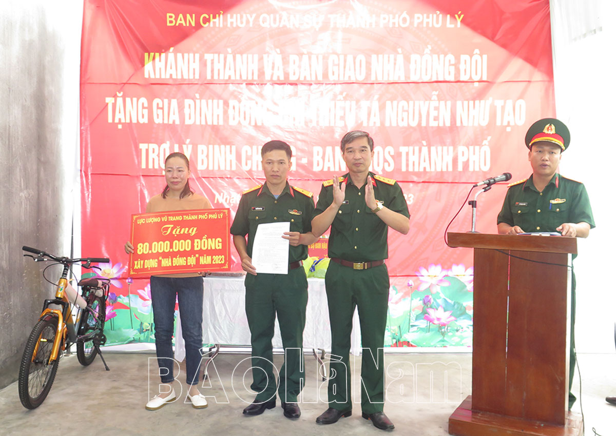 Ban CHQS thành phố Phủ Lý bàn giao “Nhà đồng đội” cho Thiếu tá Nguyễn Như Tạo