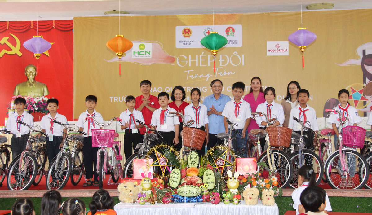 Chương trình “Ghép đôi trăng tròn” dành tặng nhiều suất quà cho trẻ em nghèo, khuyết tật tỉnh Hà Nam