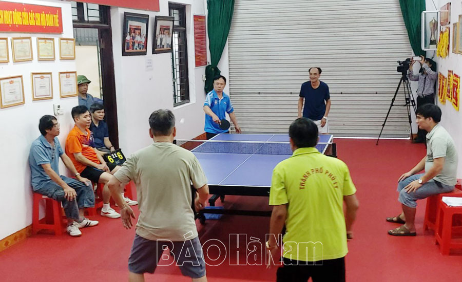 Phường Trần Hưng Đạo tổ chức giải bóng bàn kỷ niệm Ngày quốc tế người cao tuổi
