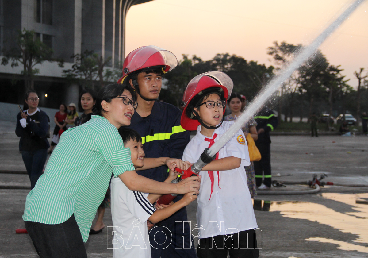 Trải nghiệm, thực hành kỹ năng chữa cháy và cứu nạn, cứu hộ