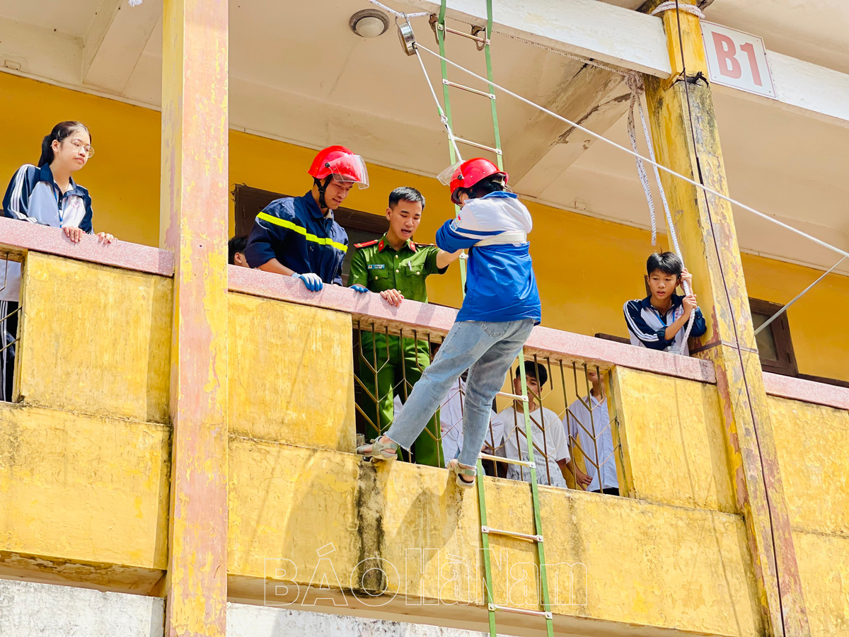 Công an huyện Bình Lục hướng dẫn kỹ năng chữa cháy và cứu nạn, cứu hộ cho học sinh