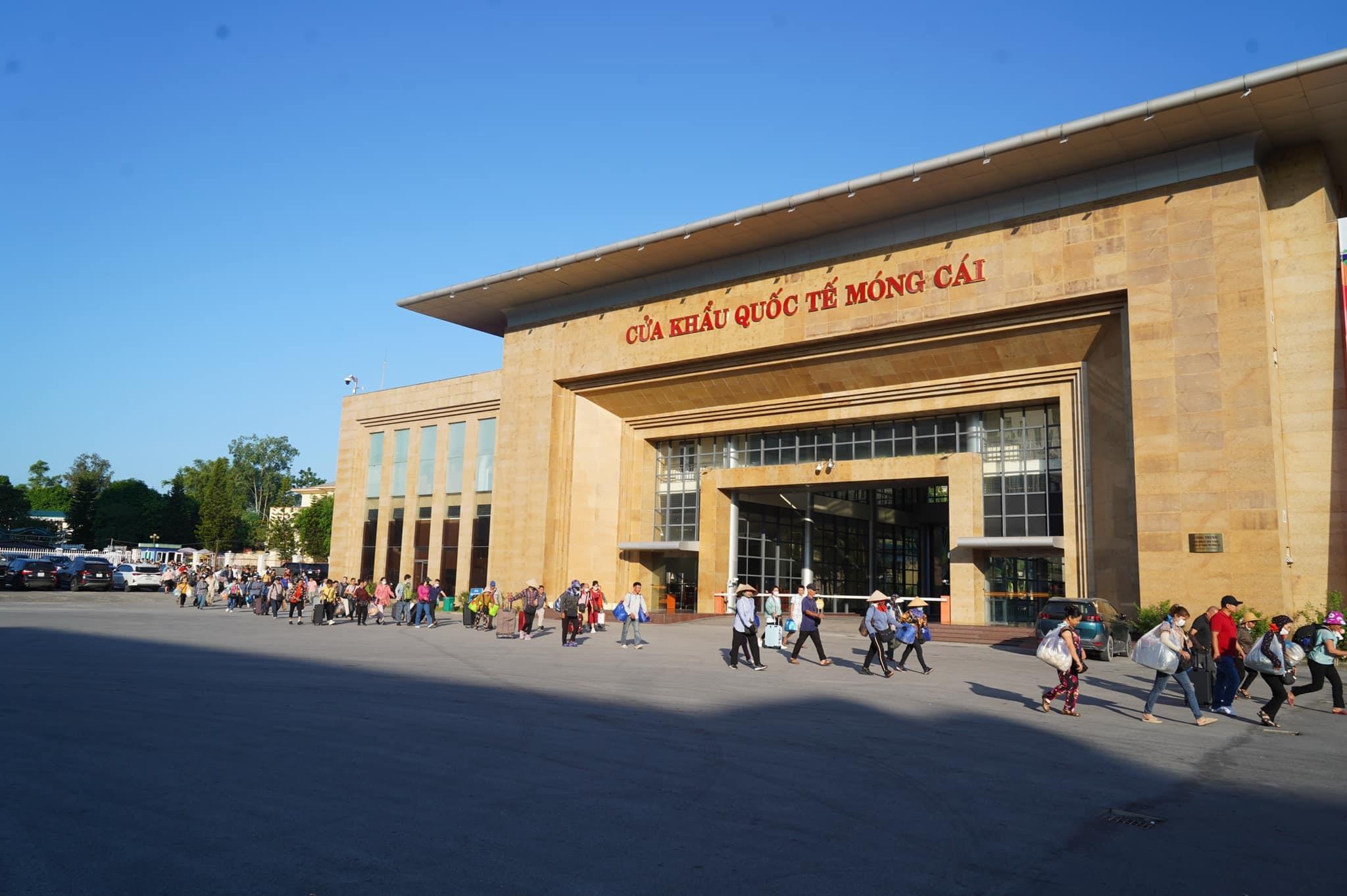 Khách Việt có thể tự lái xe 600 km vào Trung Quốc