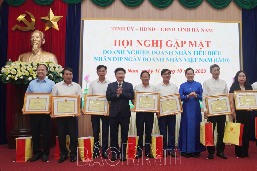 Gặp mặt các doanh nghiệp, doanh nhân tiêu biểu nhân Ngày Doanh nhân Việt Nam