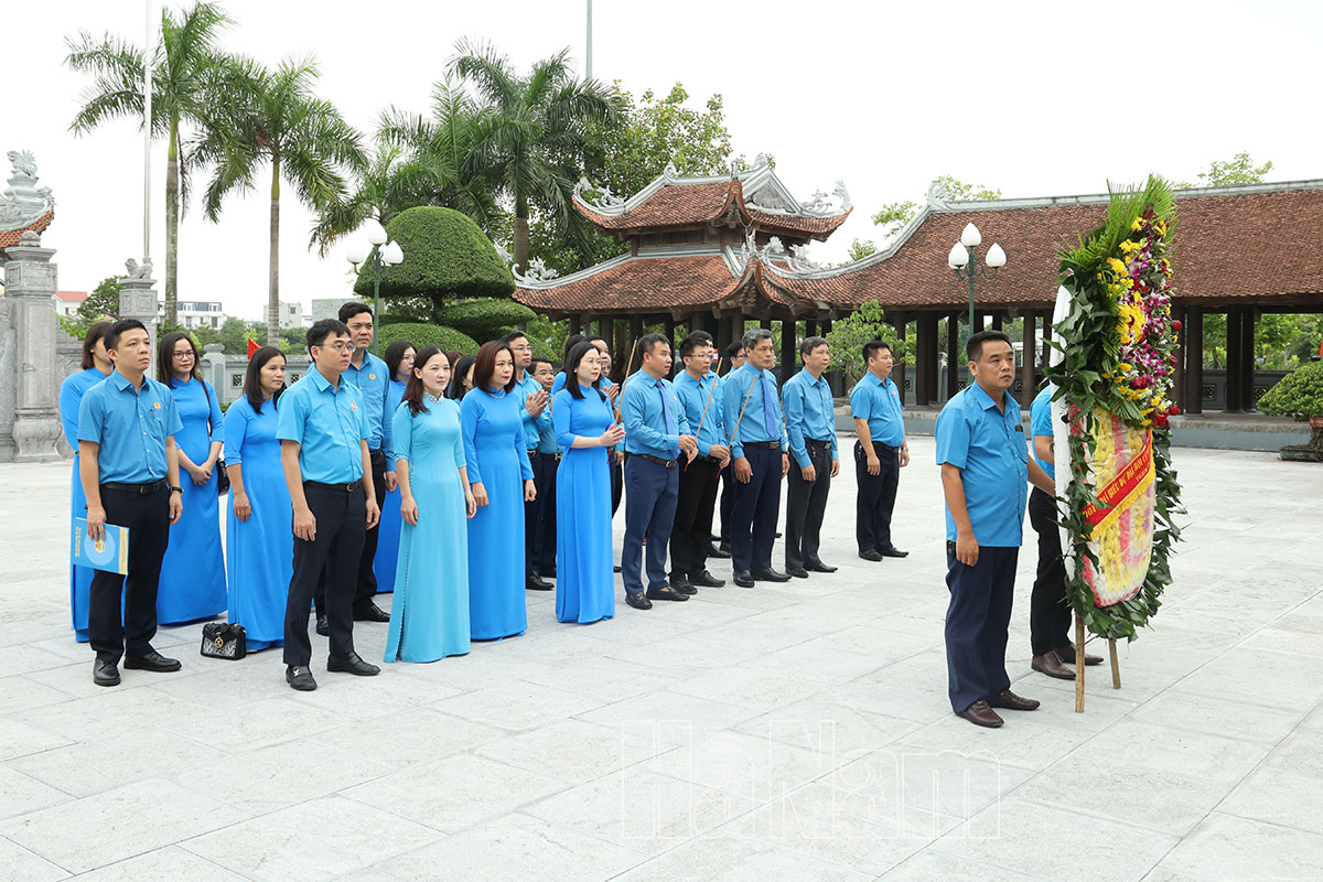 Đoàn đại biểu dự Đại hội Công đoàn tỉnh dâng hương tại Đền thờ các Anh hùng liệt sỹ tỉnh